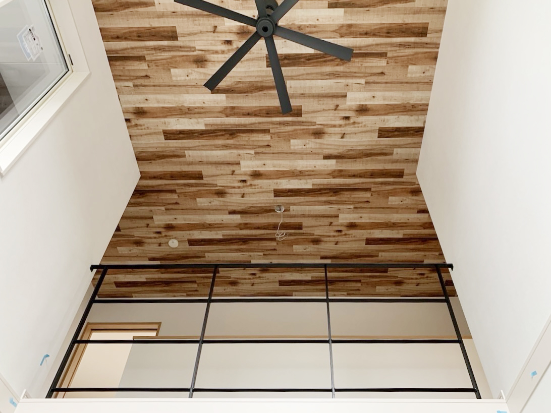 スタイリッシュな吹き抜けにアイアン手すり