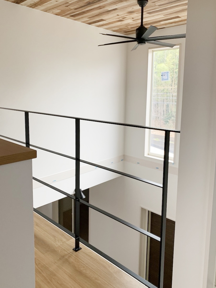 シーリングファンとスチール手摺