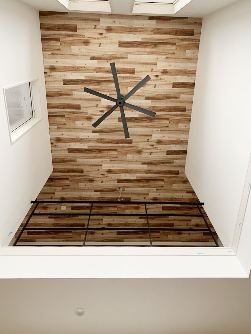 天井の模様と黒いアイアン手すり