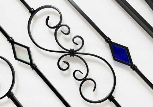 【静岡】シックなステンドグラスに唐草のアイアン手摺