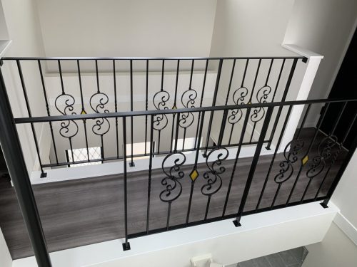 【大阪】玄関吹き抜けにステンドグラスを入れた豪華なアイアン手すり!