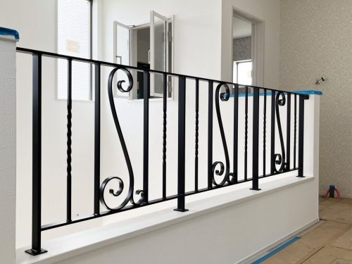 【大阪】腰壁の上にのせた高さ低めの吹き抜け用アイアン手すり