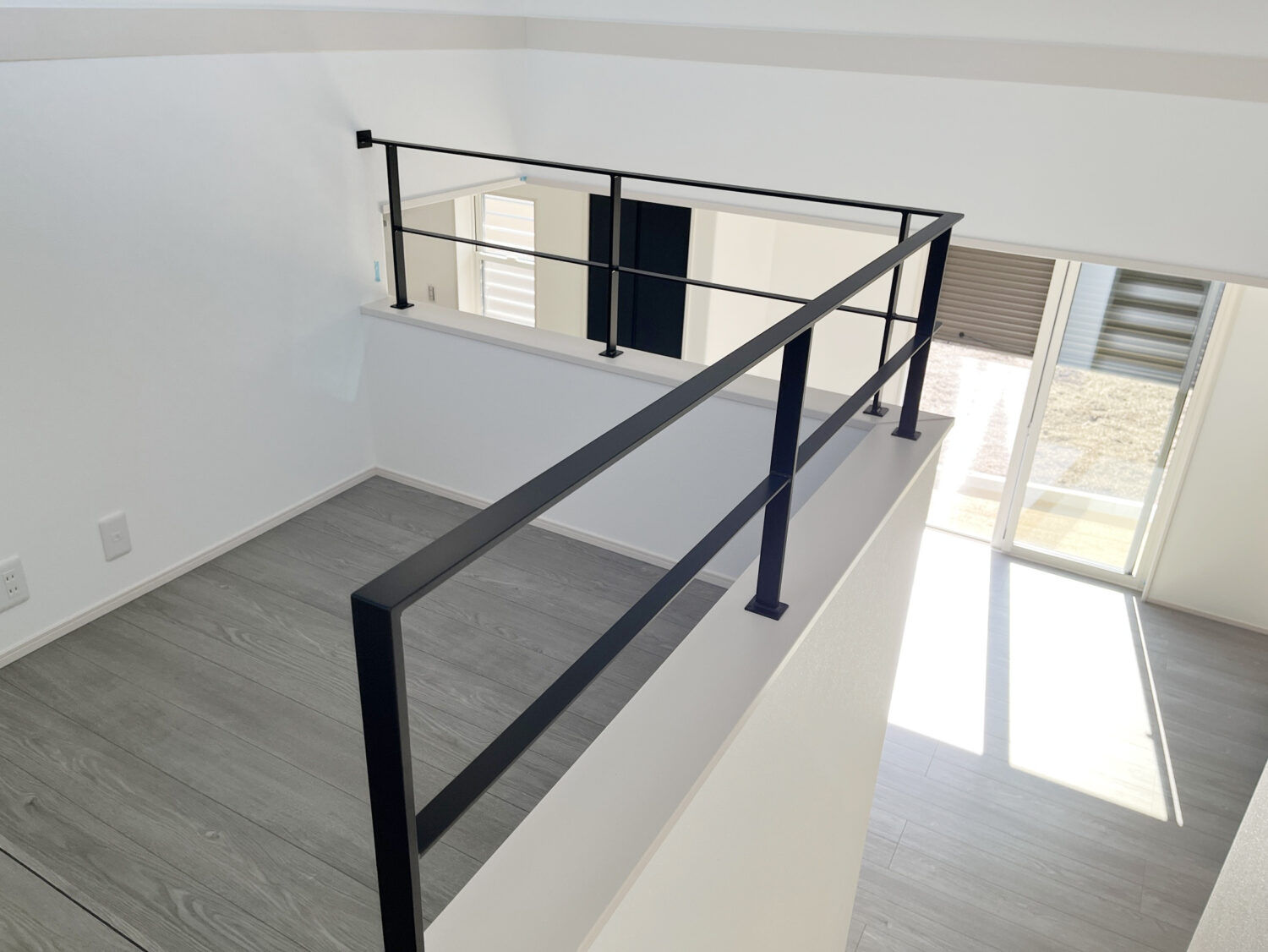 腰壁とアイアン手すりを足してH1100に