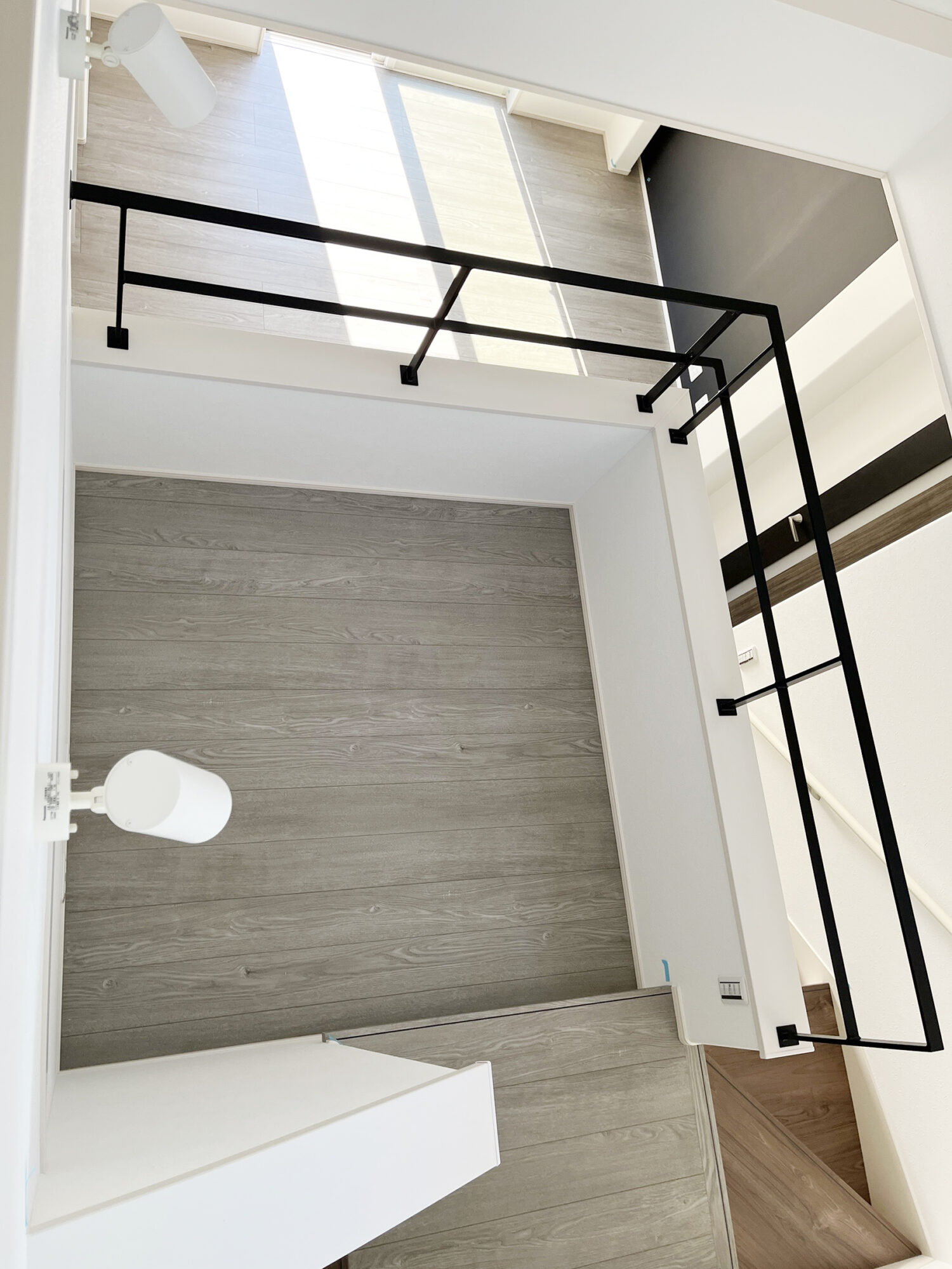 シンプルなアイアンで抜け感を演出