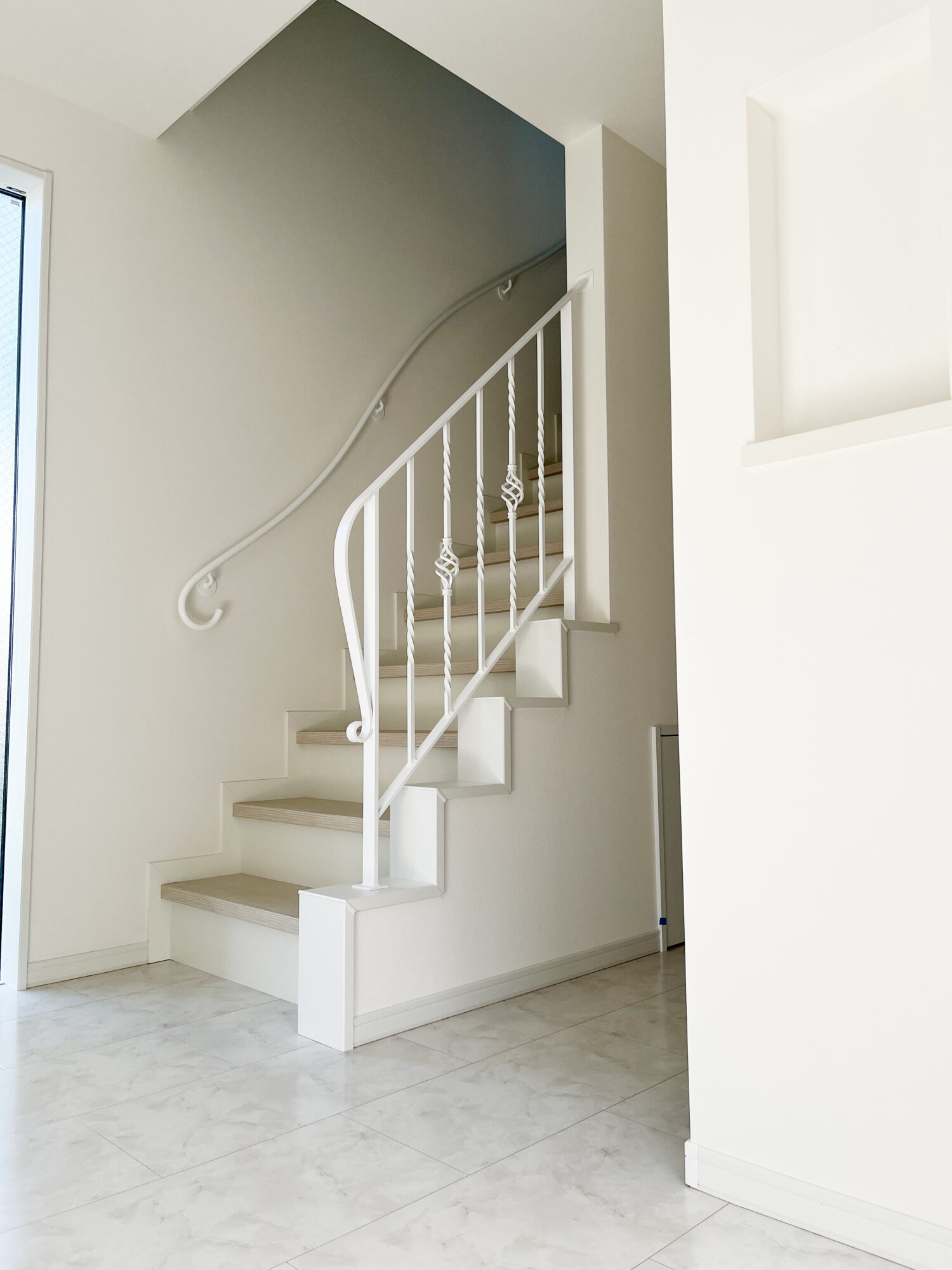 白いアイアン手すりのコンビ