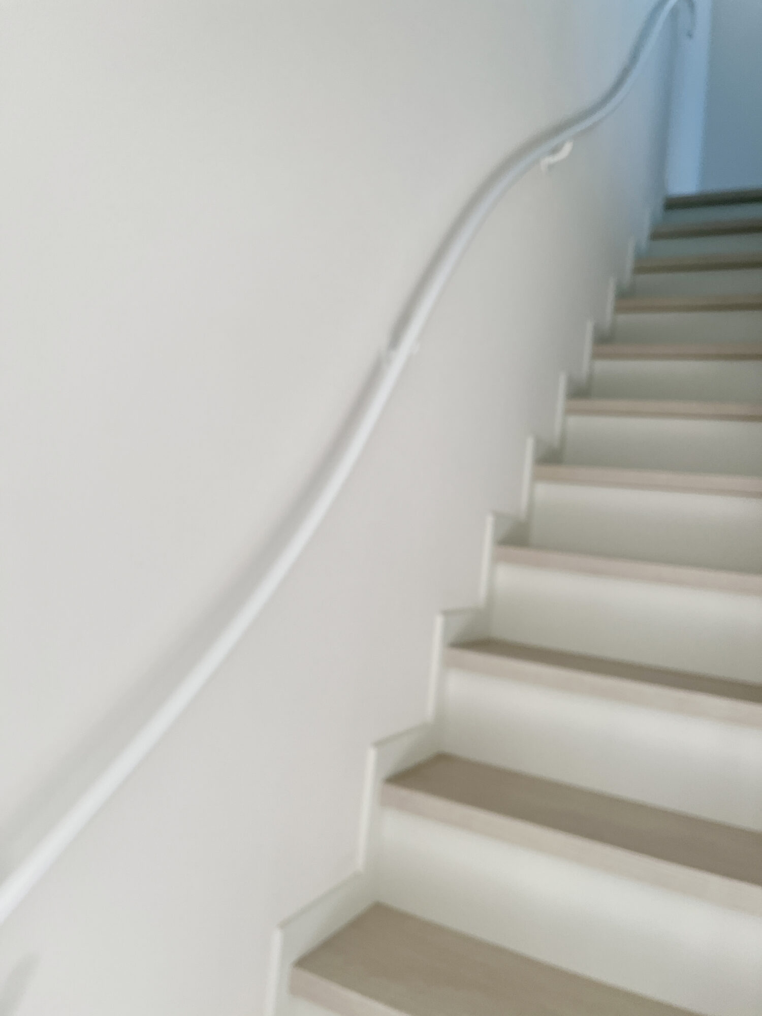 白い曲線の壁付け手すり