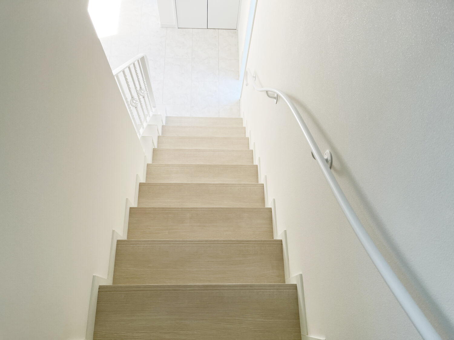 白いスパイラルデザイン手すりと曲線手すり