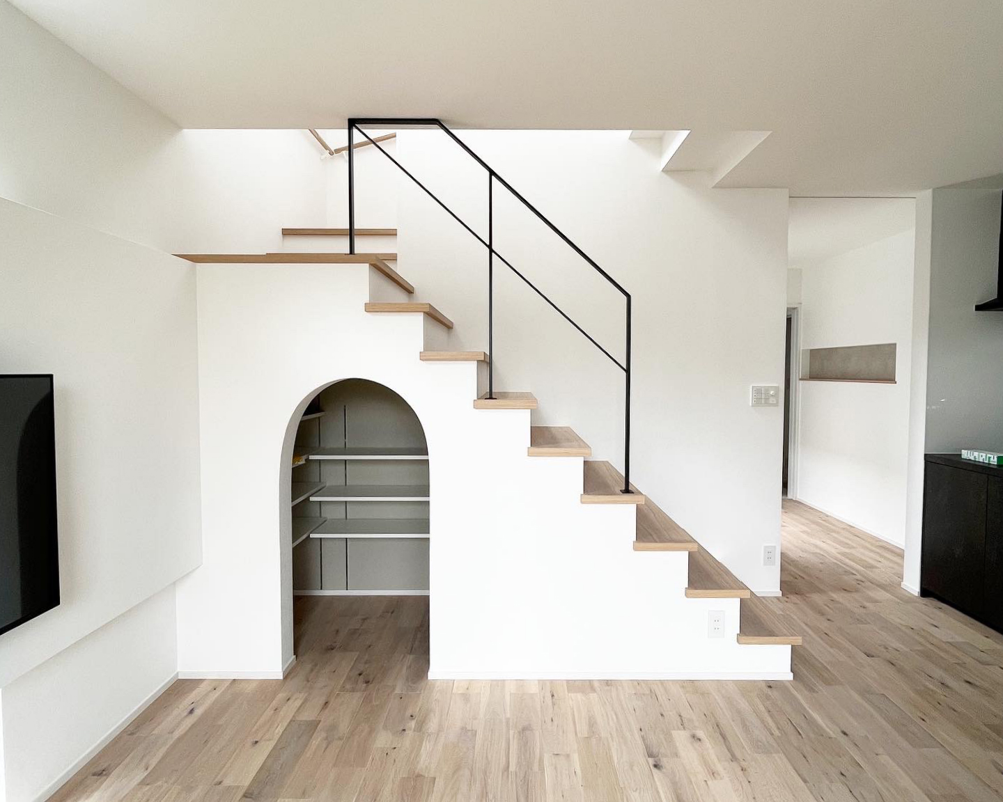 開放感あふれる6段のスチール手摺