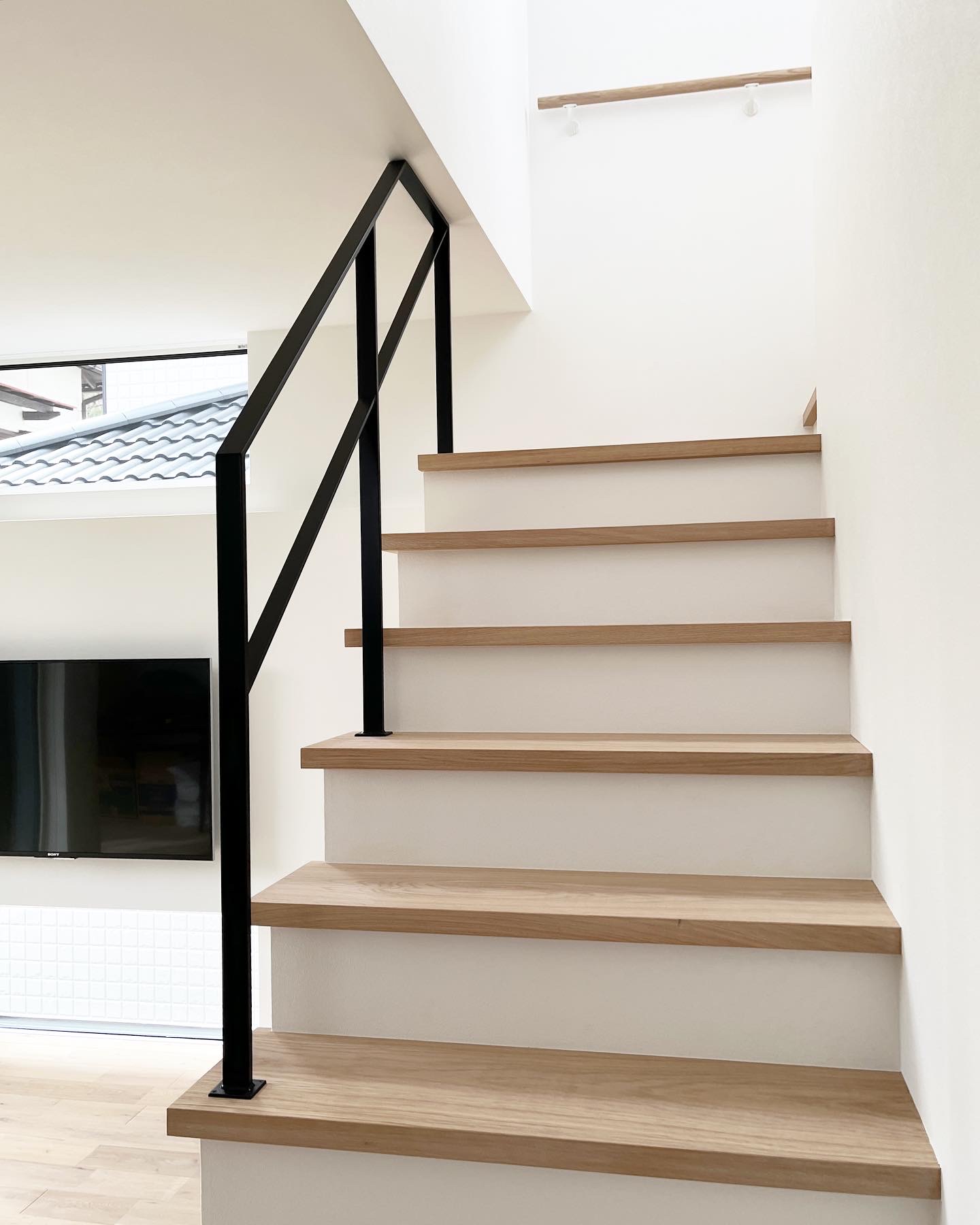 シンプルでスッキリしたスチール手摺