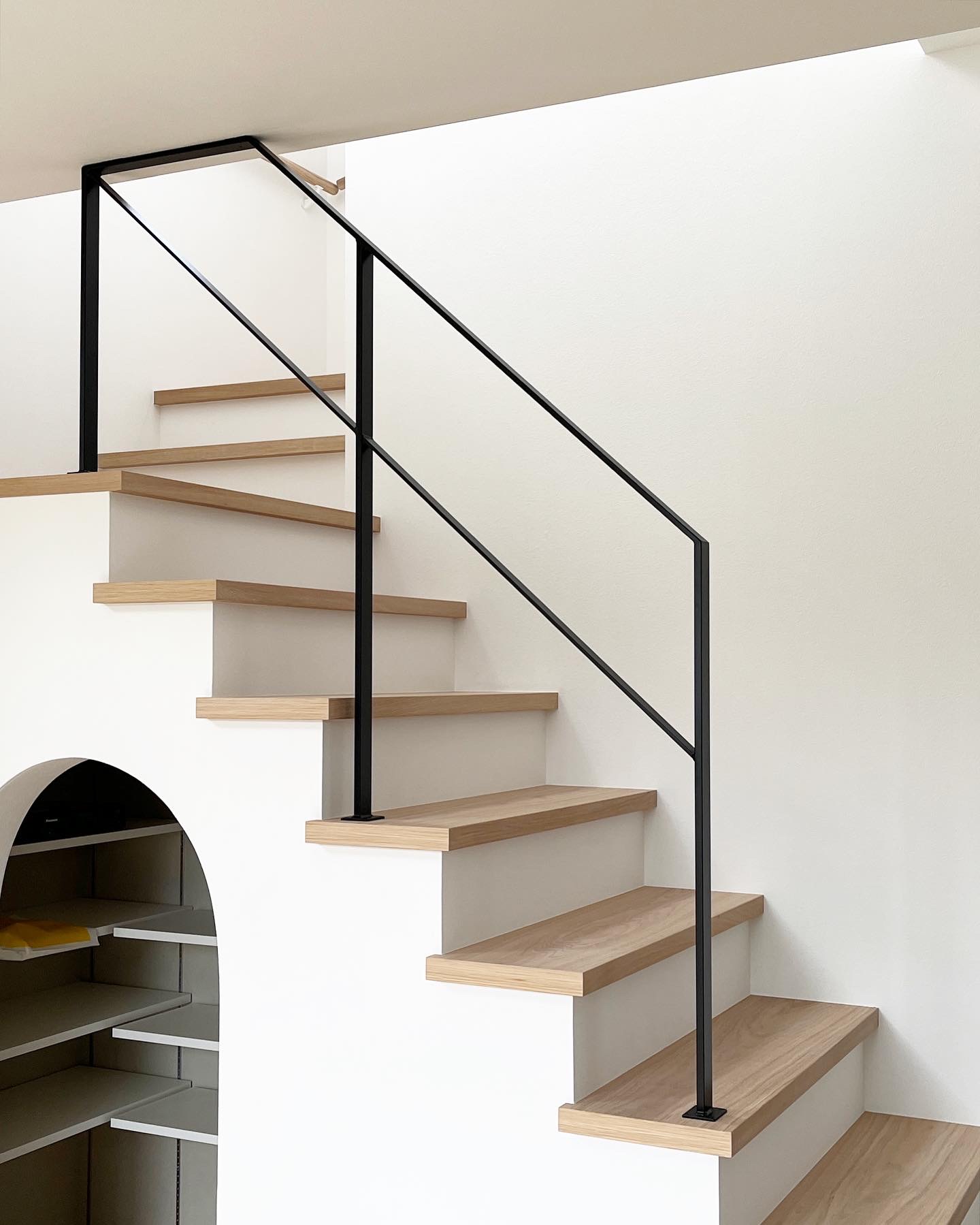 シンプルな手すりを天井へ固定