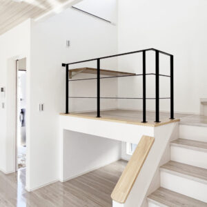 リビングのスキップフロアにオシャレなスチール手摺