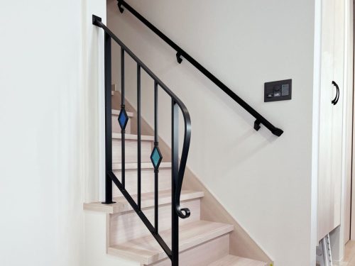 【兵庫】ブルー系統で統一感を♪シンプルステンドグラスアイアン手すり