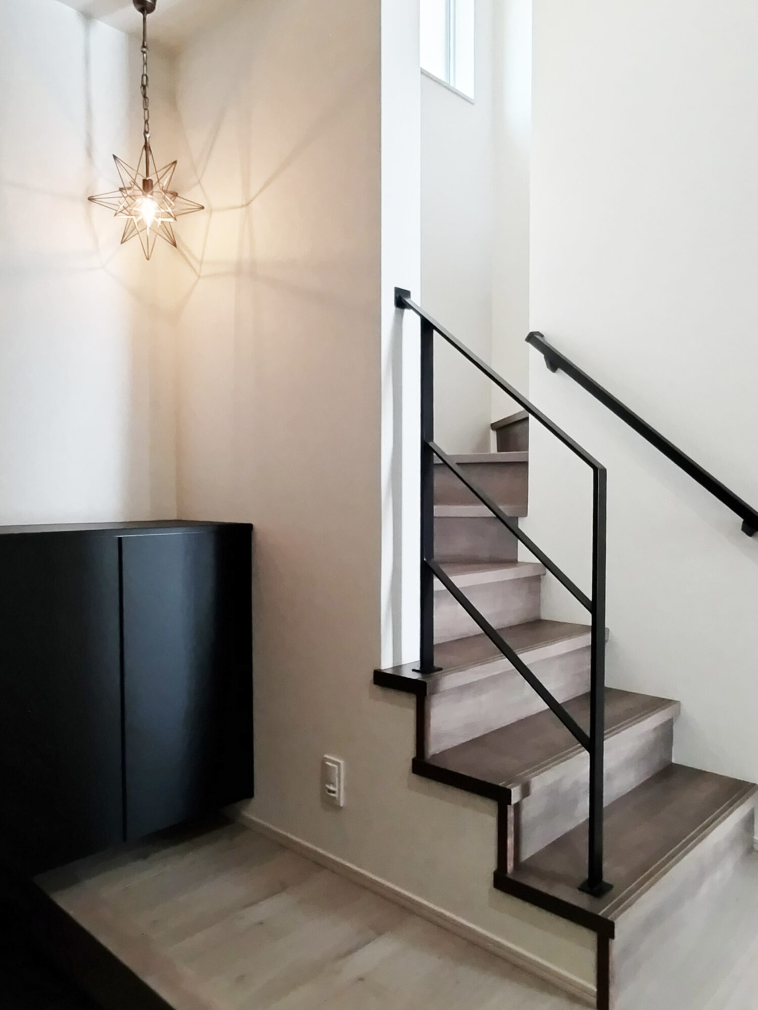 3段のシンプルなスチール手摺