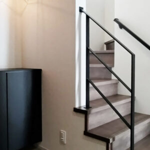3段のスチール手摺