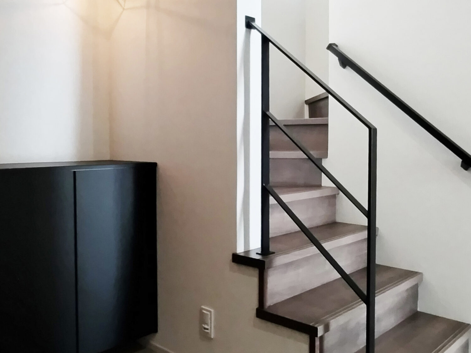 【新潟】オシャレな照明が照らす、スタイリッシュなスチール手摺