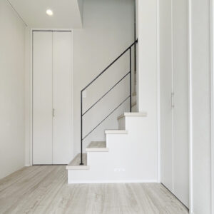 玄関階段へ圧迫感を感じないアイアン手すり