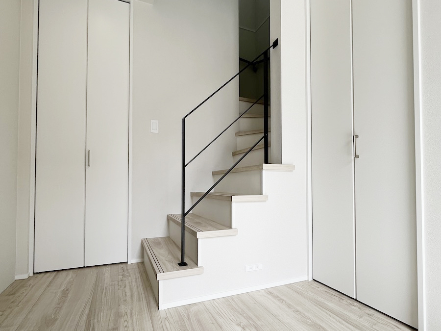 ナチュラル空間にスタイリッシュなアイアン手すり