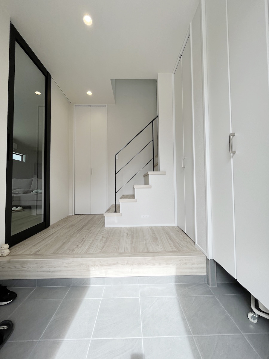 玄関から見える階段にアイアン手すり