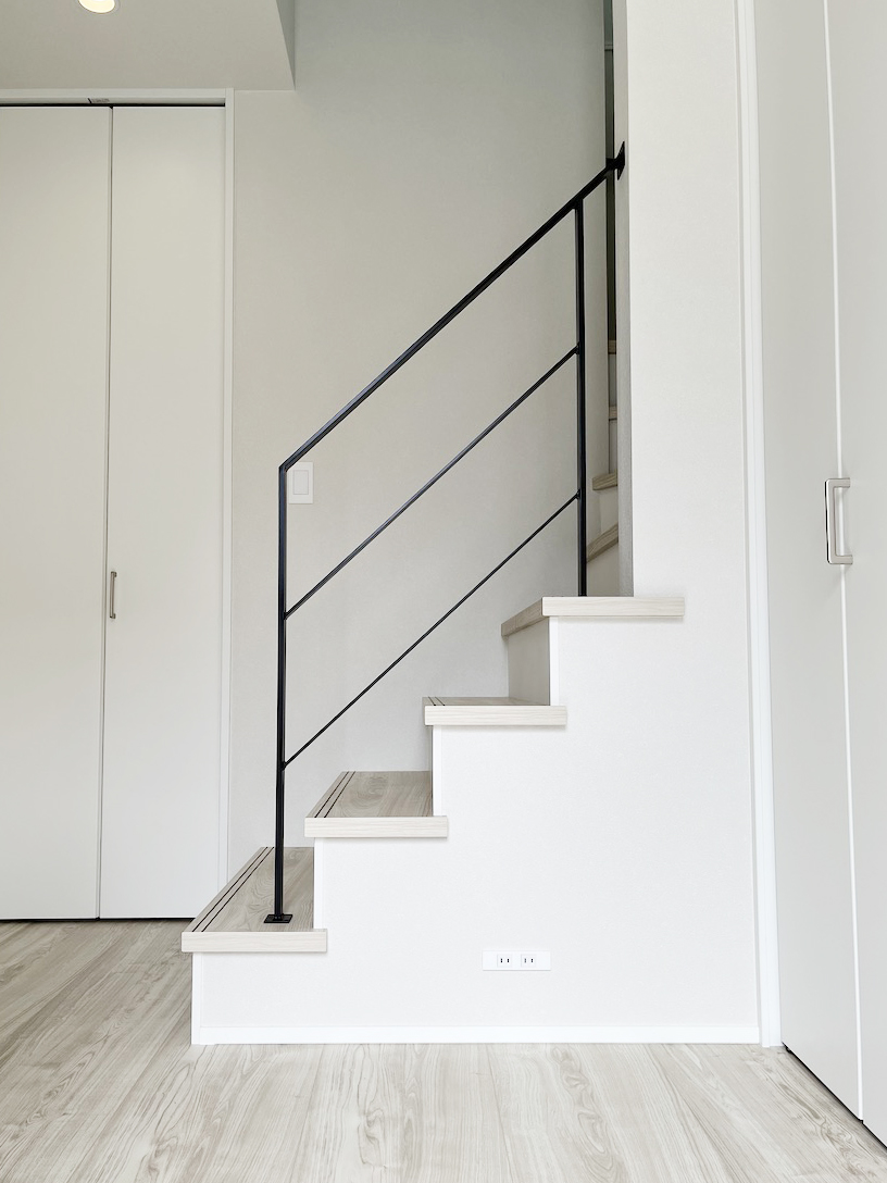 階段にシンプルな4段手摺