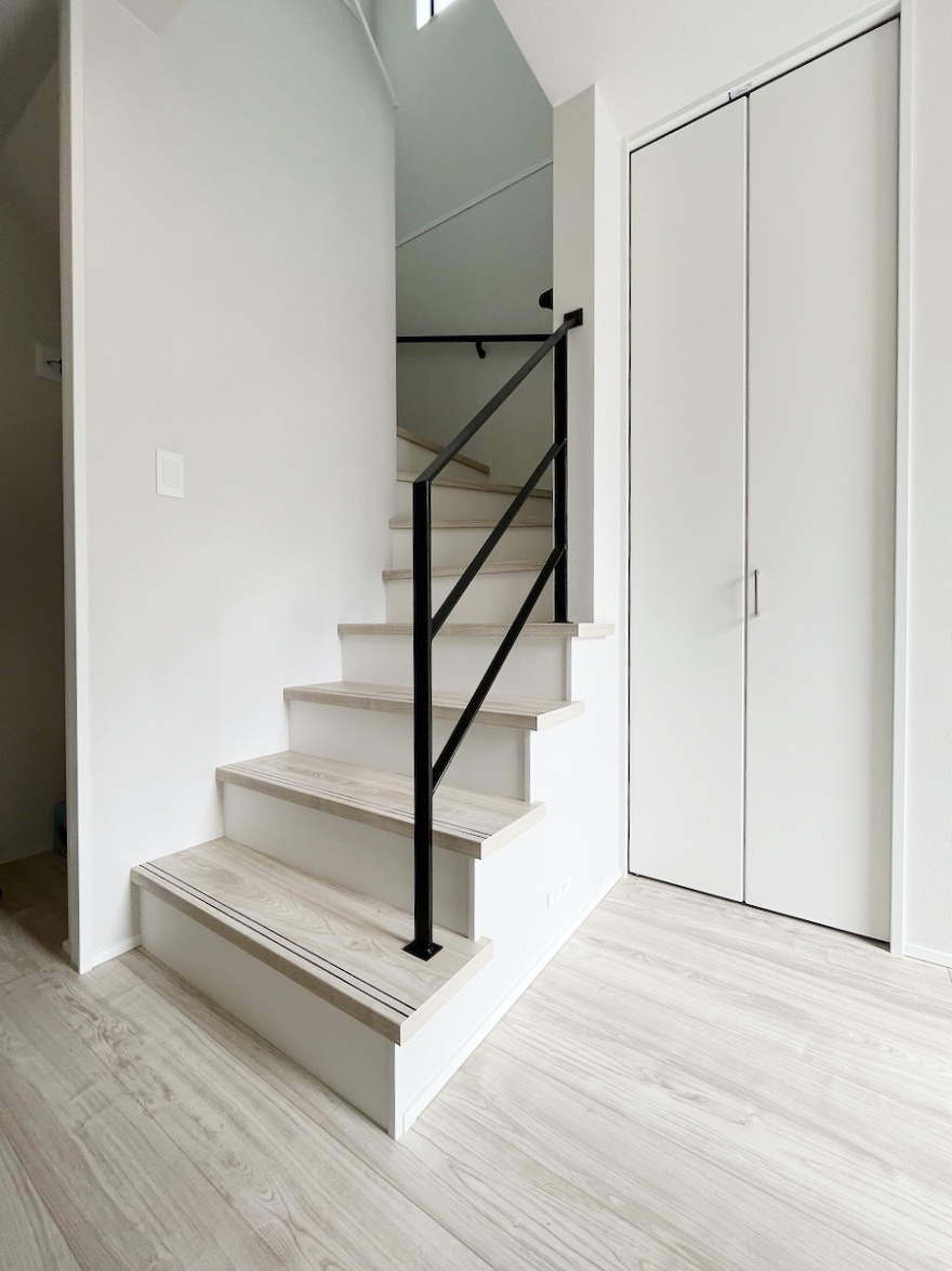 階段にシンプルなアイアン手すり