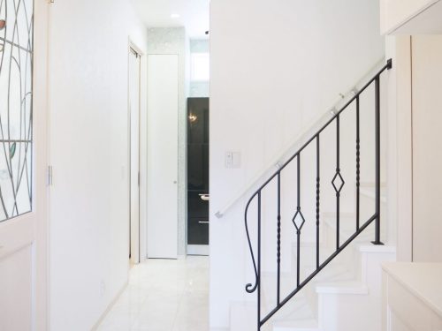 【兵庫】七色に光るオーロラグラスのアイアン手すり