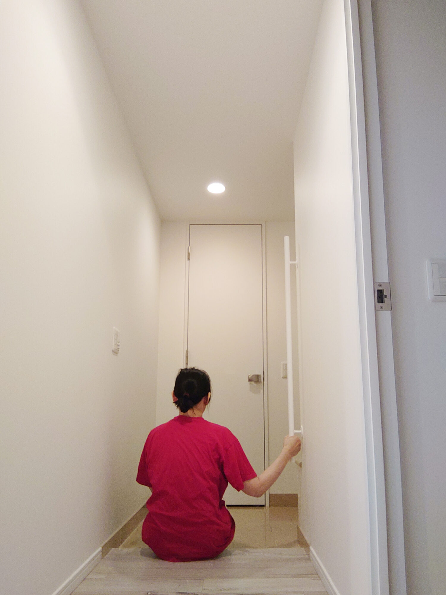座って使うアイアンの玄関手摺