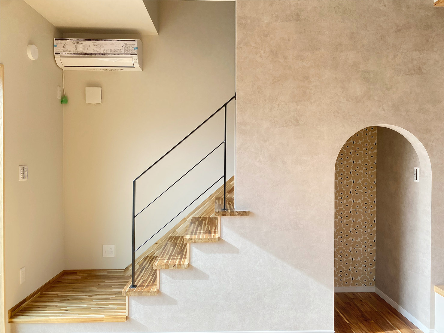 4段のおしゃれなスチール手摺!