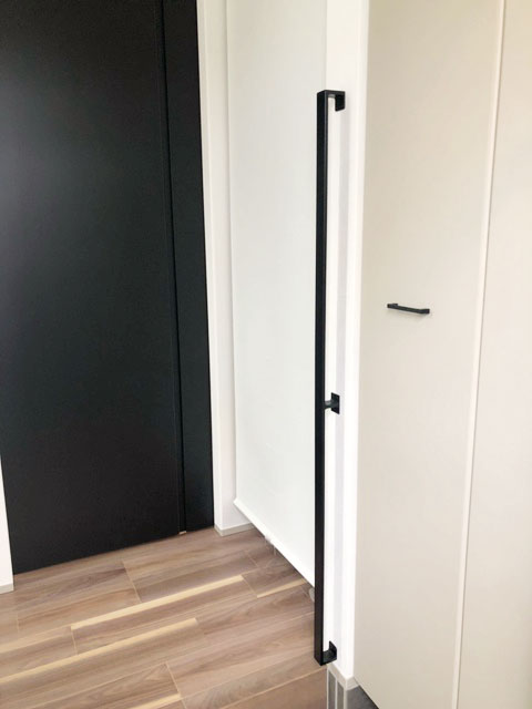 玄関用フラットバー壁付け手すり|150cm|黒