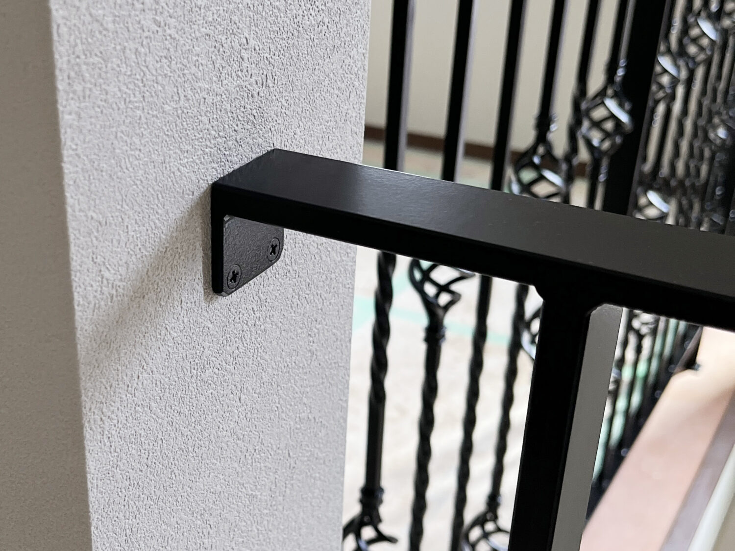 シンプルで目立たない留め具でアイアン手すり