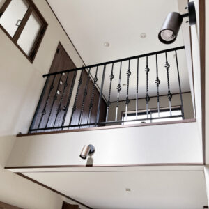 ヨーロッパ調のロートアイアン手すりを吹抜けに取り付け！