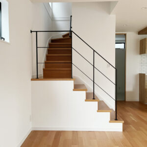 踊り場階段にシンプルなアイアン手すり