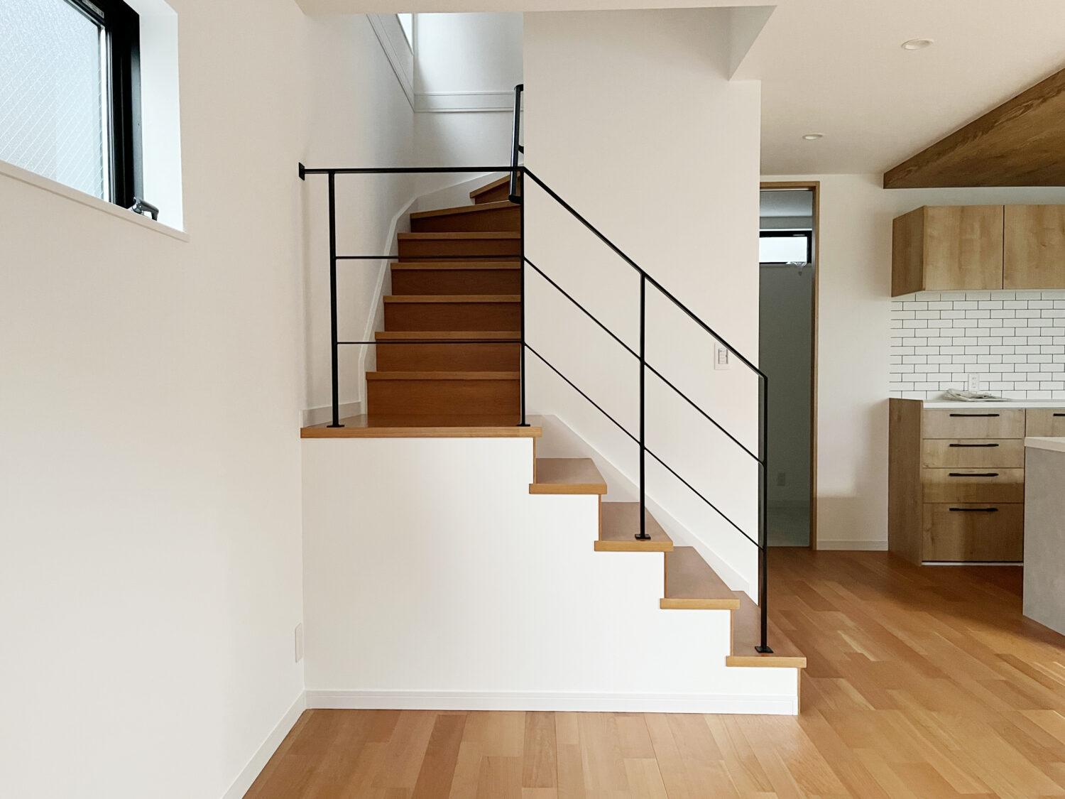 踊り場階段にシンプルなアイアン手すり