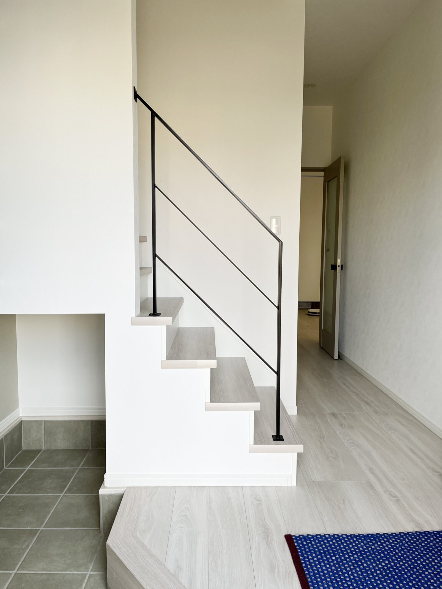 シンプルな4段のフラットバー手摺