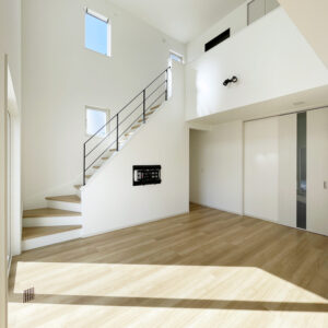 斜めの低い腰壁に取付けるフラットバー手摺