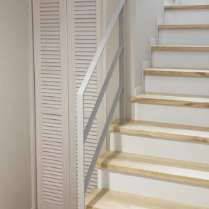 グレージュカラーのスチール手摺