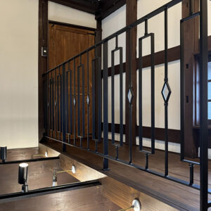 古民家・蔵リノベーションに!七色ステンドグラス×アイアン手すり