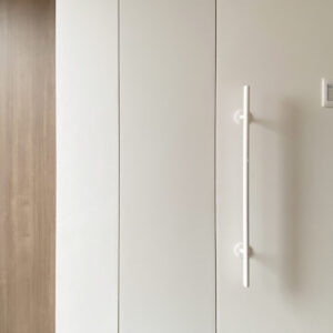 シンプルな白い玄関手摺