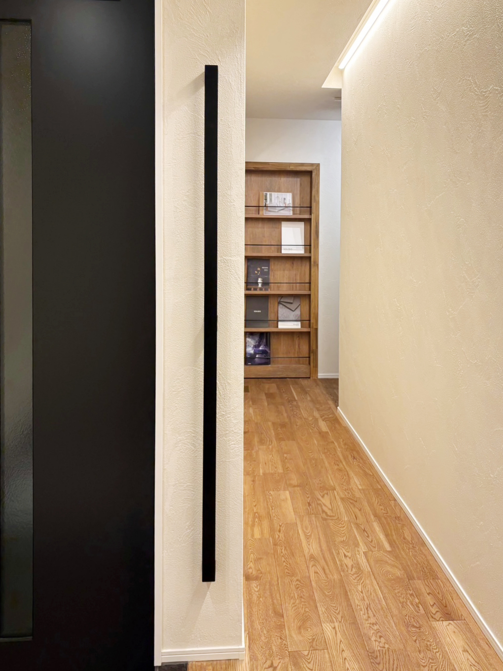 正面からネジが見えない！スタイリッシュな玄関手すり