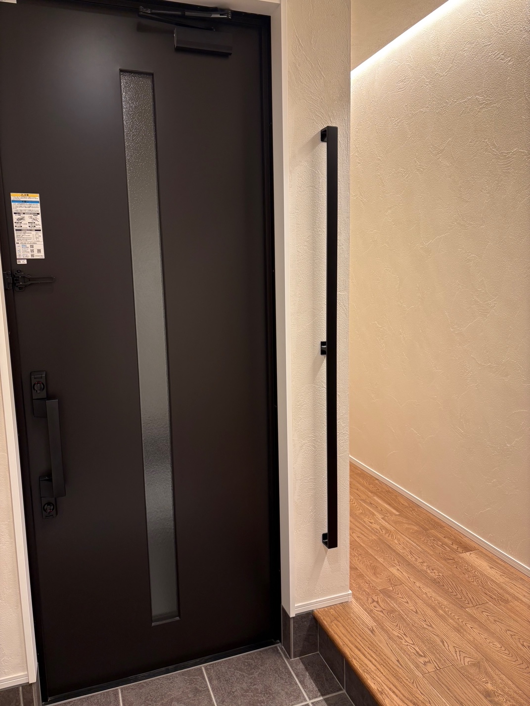 スタイリッシュな玄関用アイアン手すり