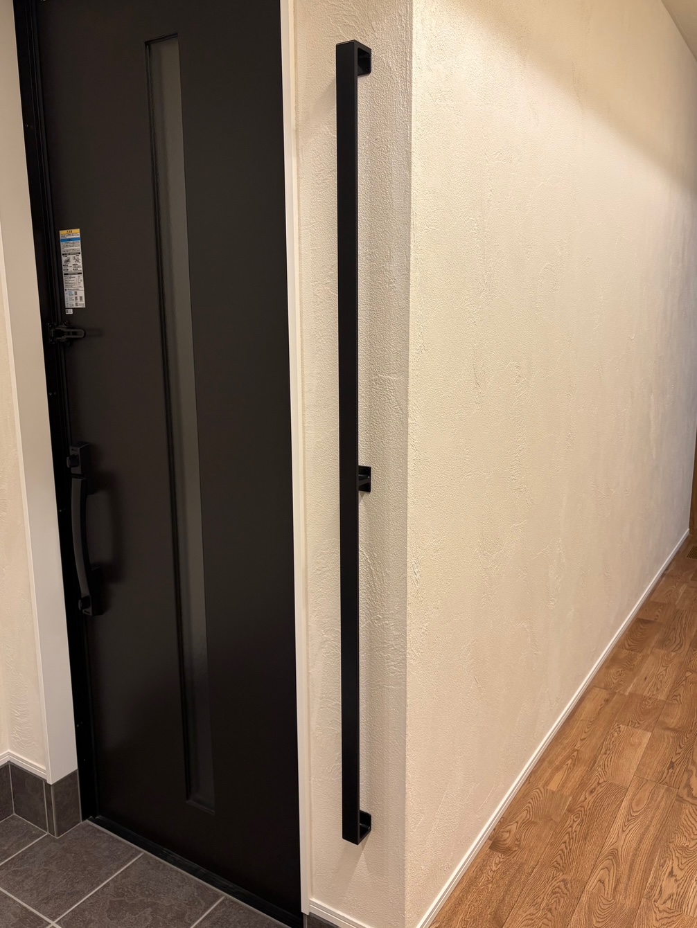 重厚でモダンなスチール製玄関手すり