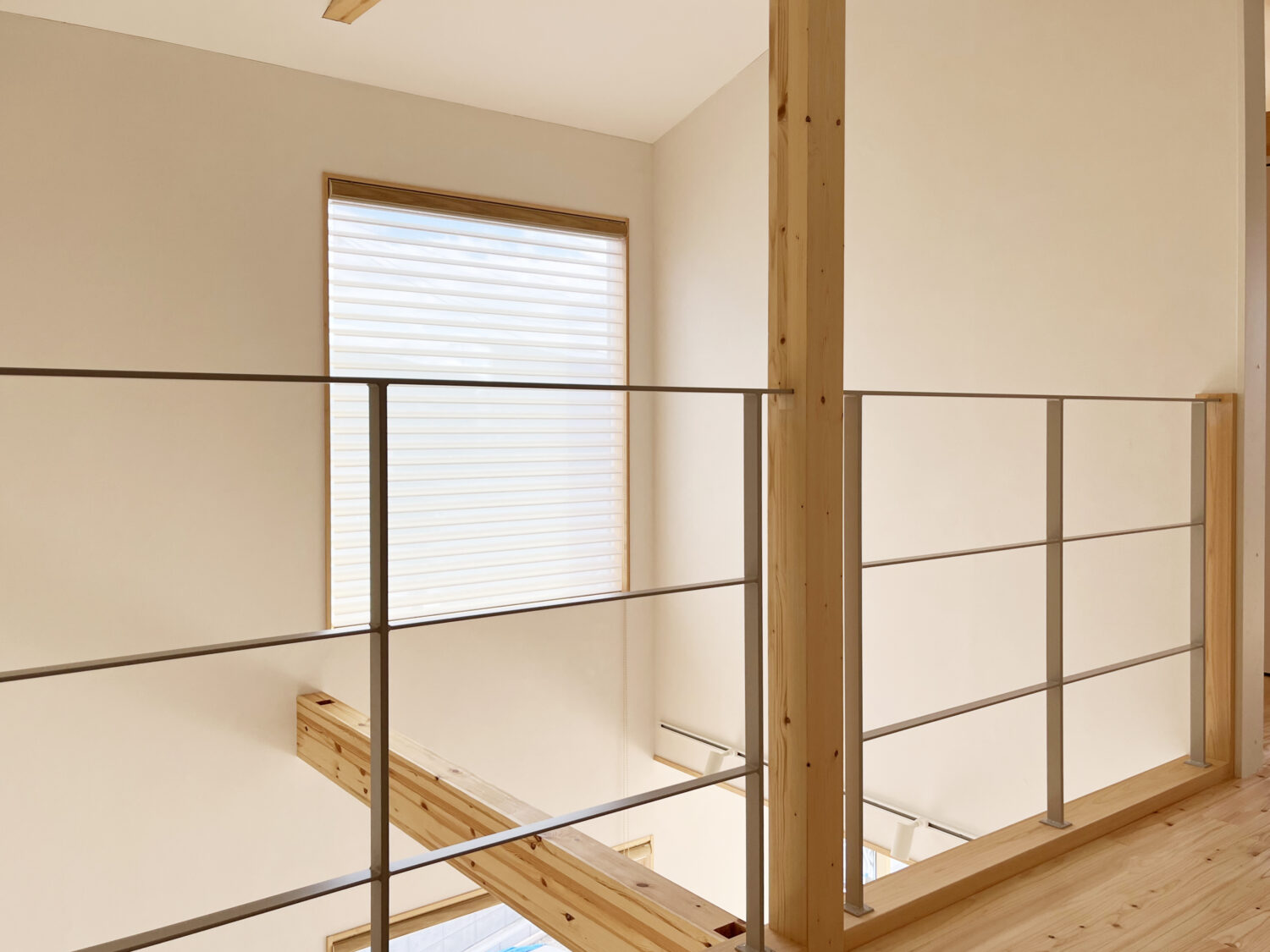 木とグレージュカラーで温かい空間に