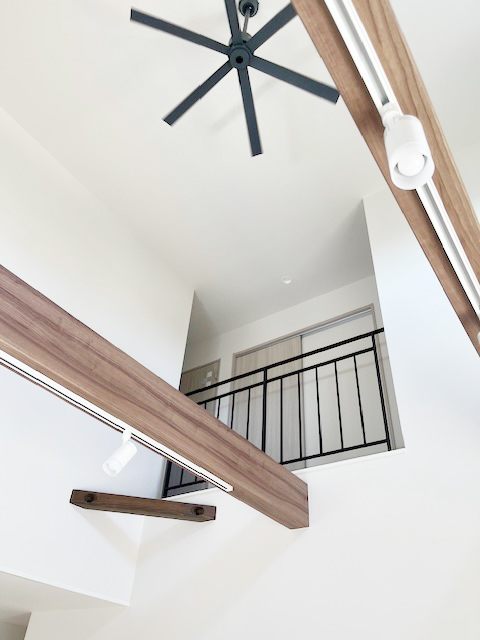 吹き抜けにオシャレなアイアン手すり