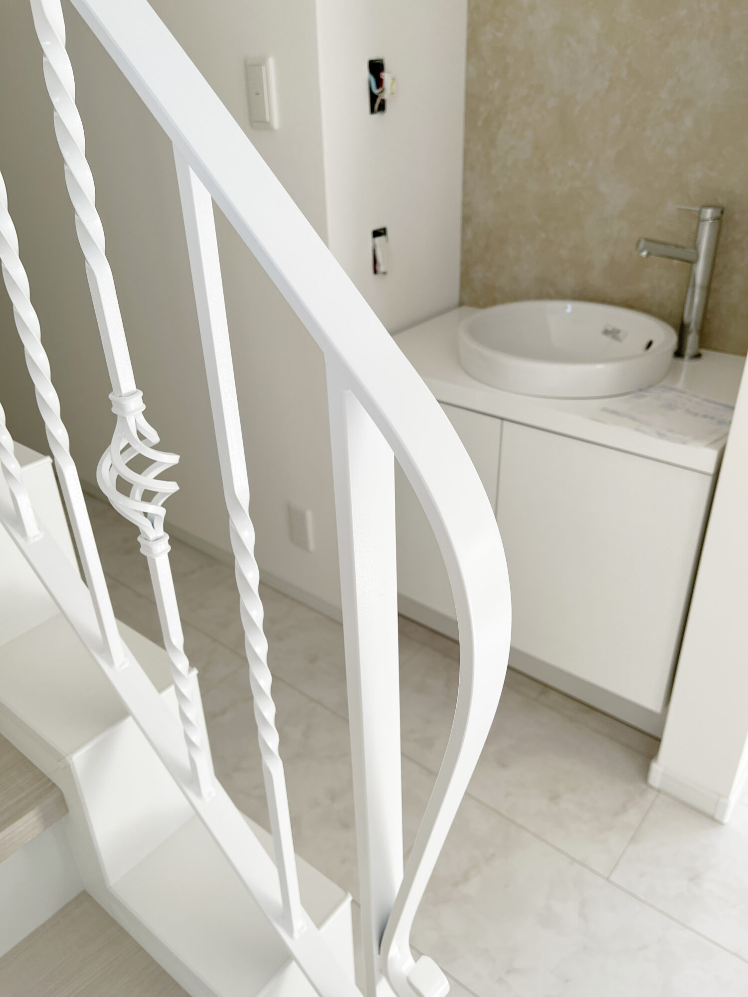 ロートアイアン調の白いアイアン手すり