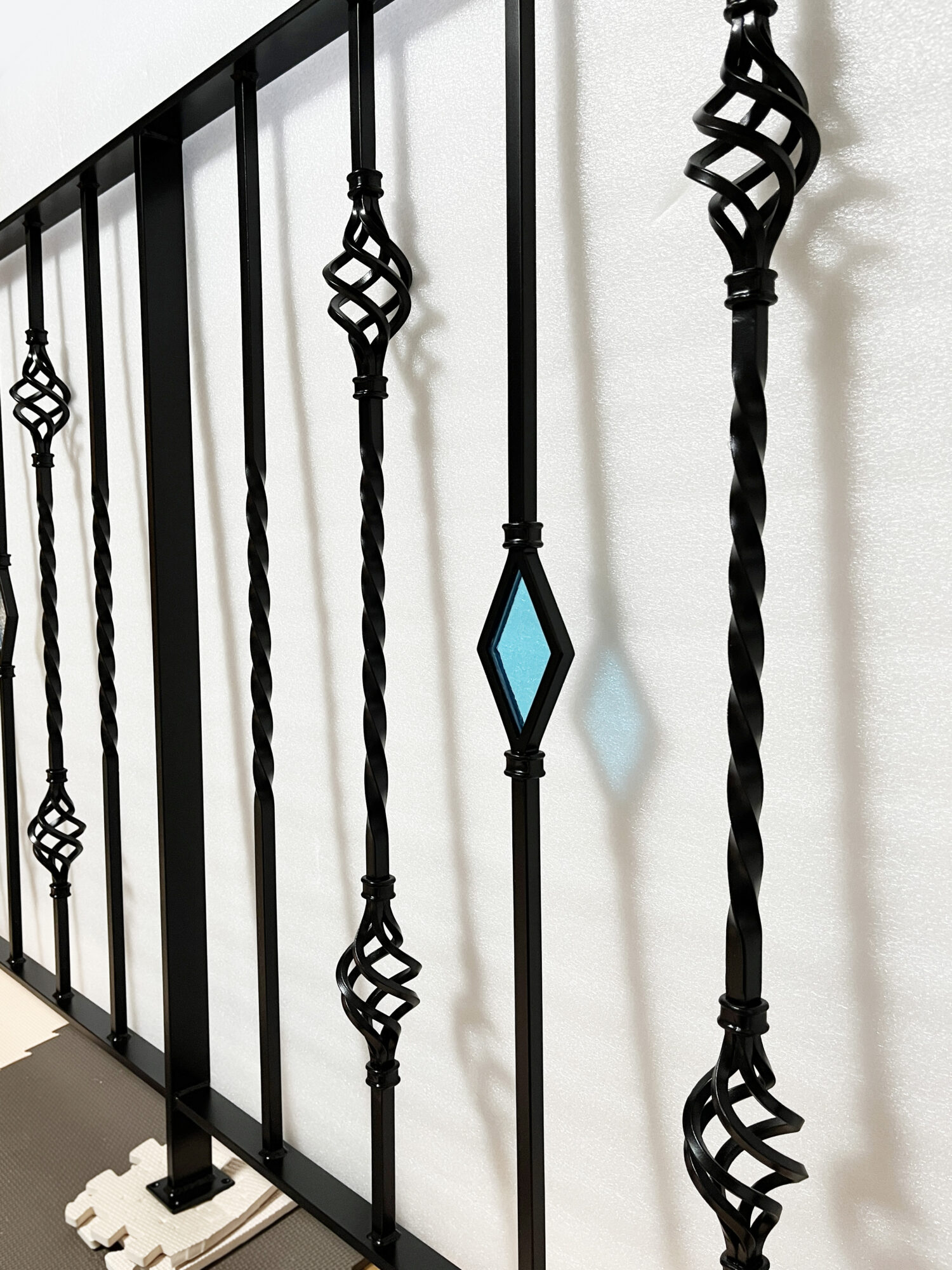 バスケットデザインに水色のステンドグラス