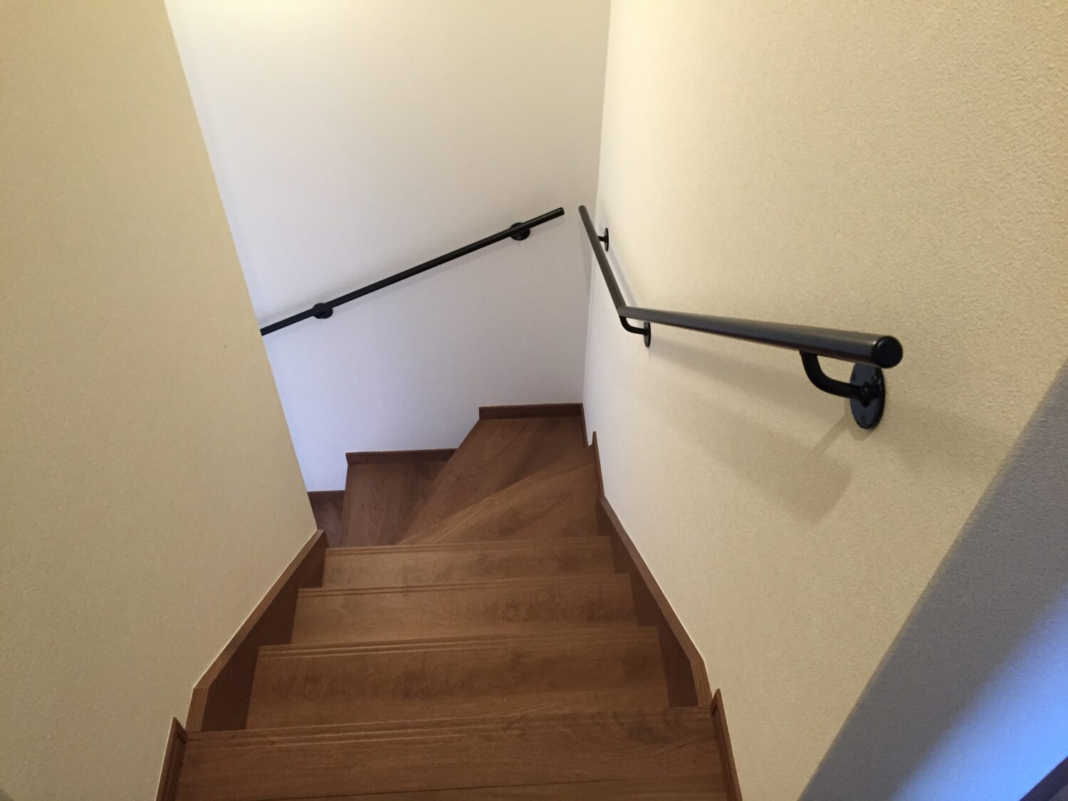 握りやすい丸パイプに壁付けスチール手摺