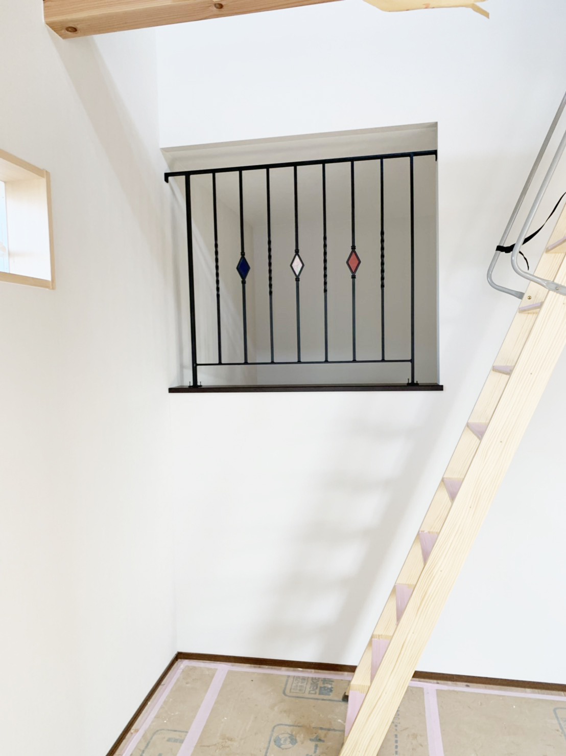 トリコロールカラーのステンドフェンス