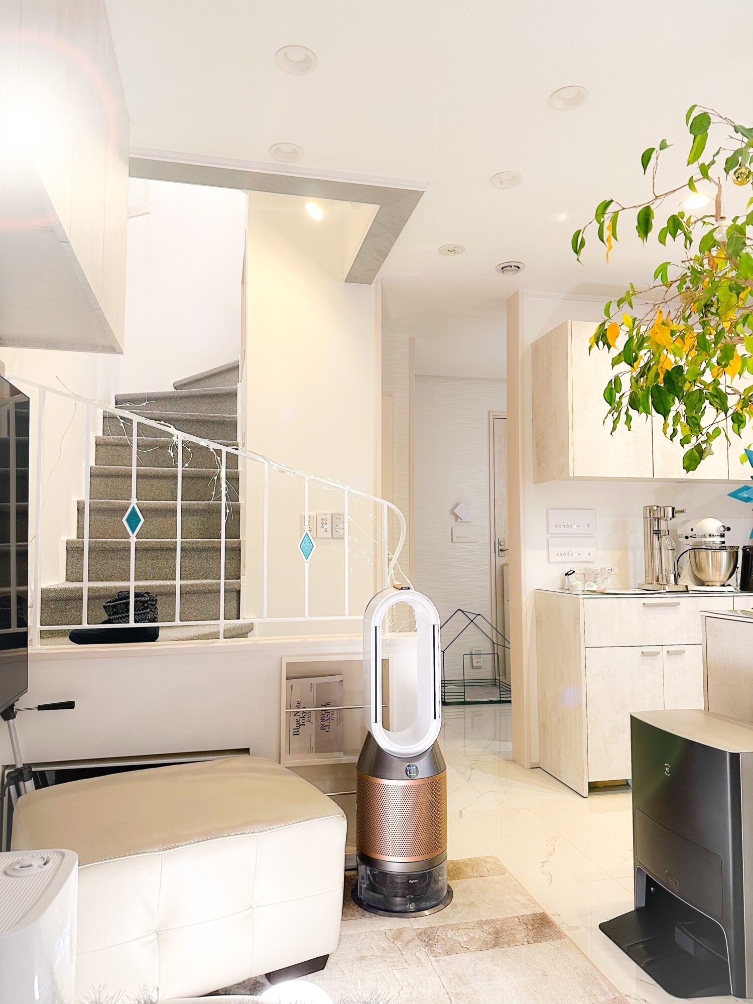 白色アイアン手すりにステンドグラス