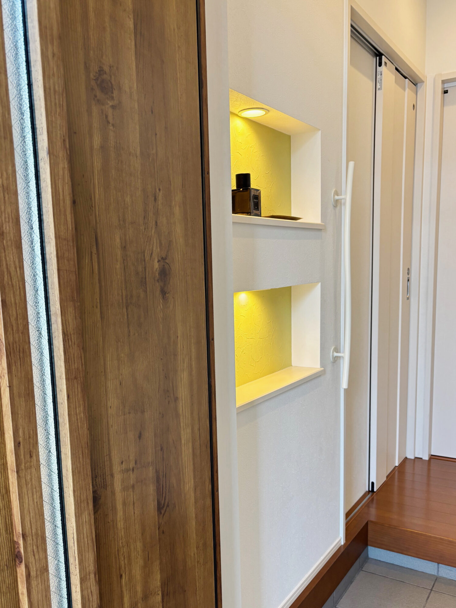 優しいアイボリーの玄関手摺