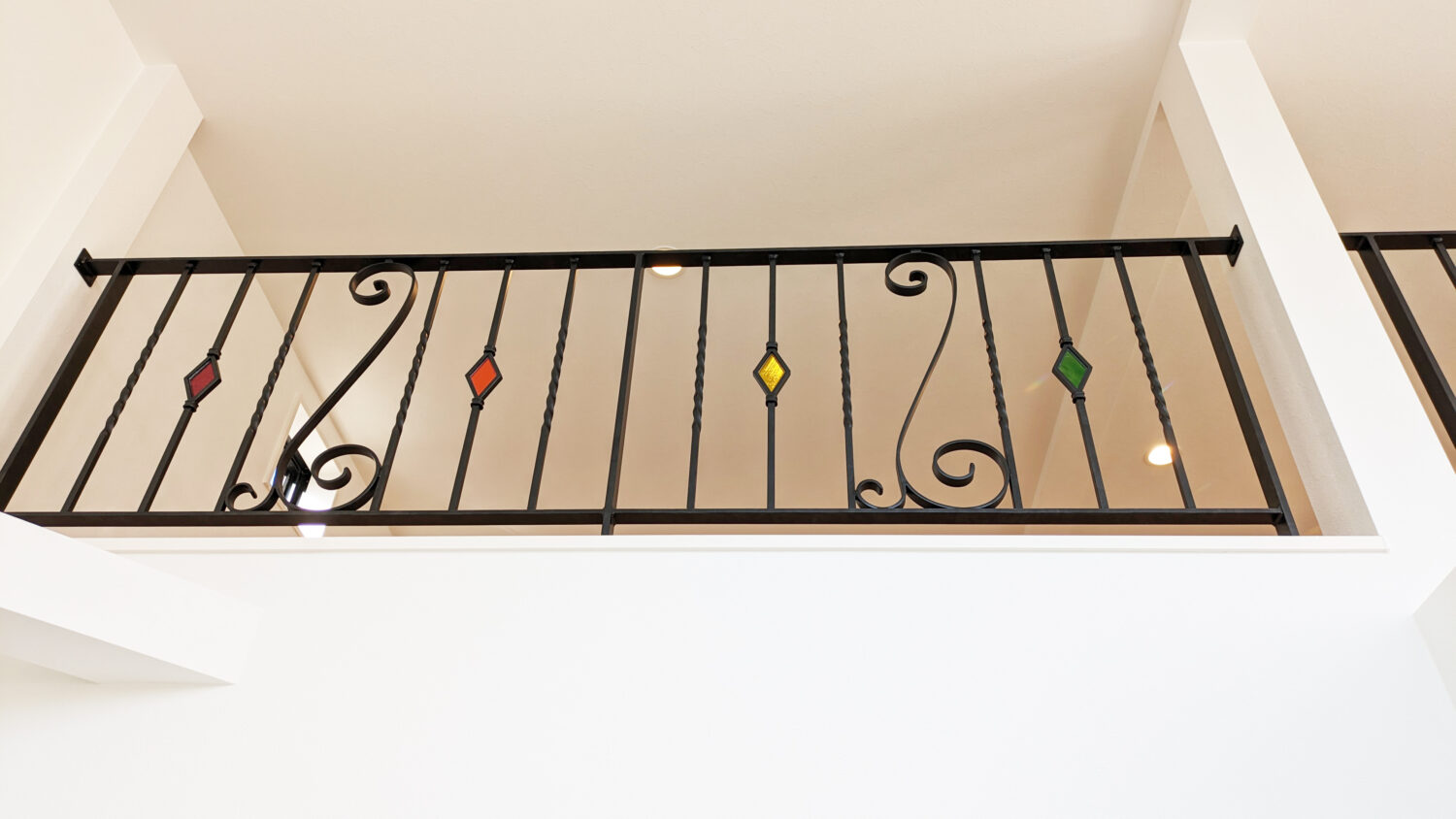 唐草模様とポップなステンドガラスをつけたアイアン手すり