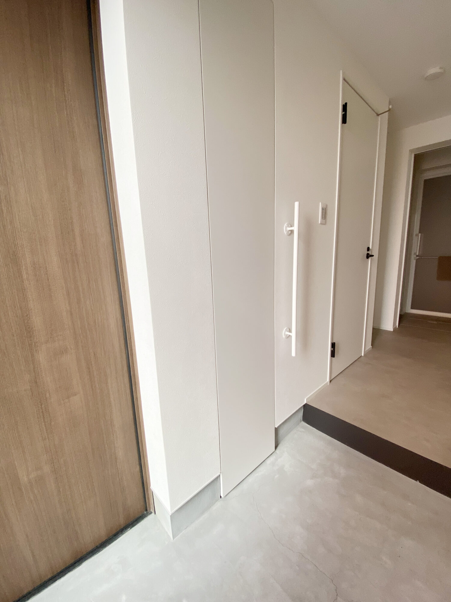 凛とした佇まいが魅力の白い玄関手摺